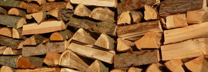 Gestapeltes Brennholz